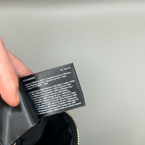 Gucci Beauty Velvet Black Makeup Pouch - Picture 6 of 6